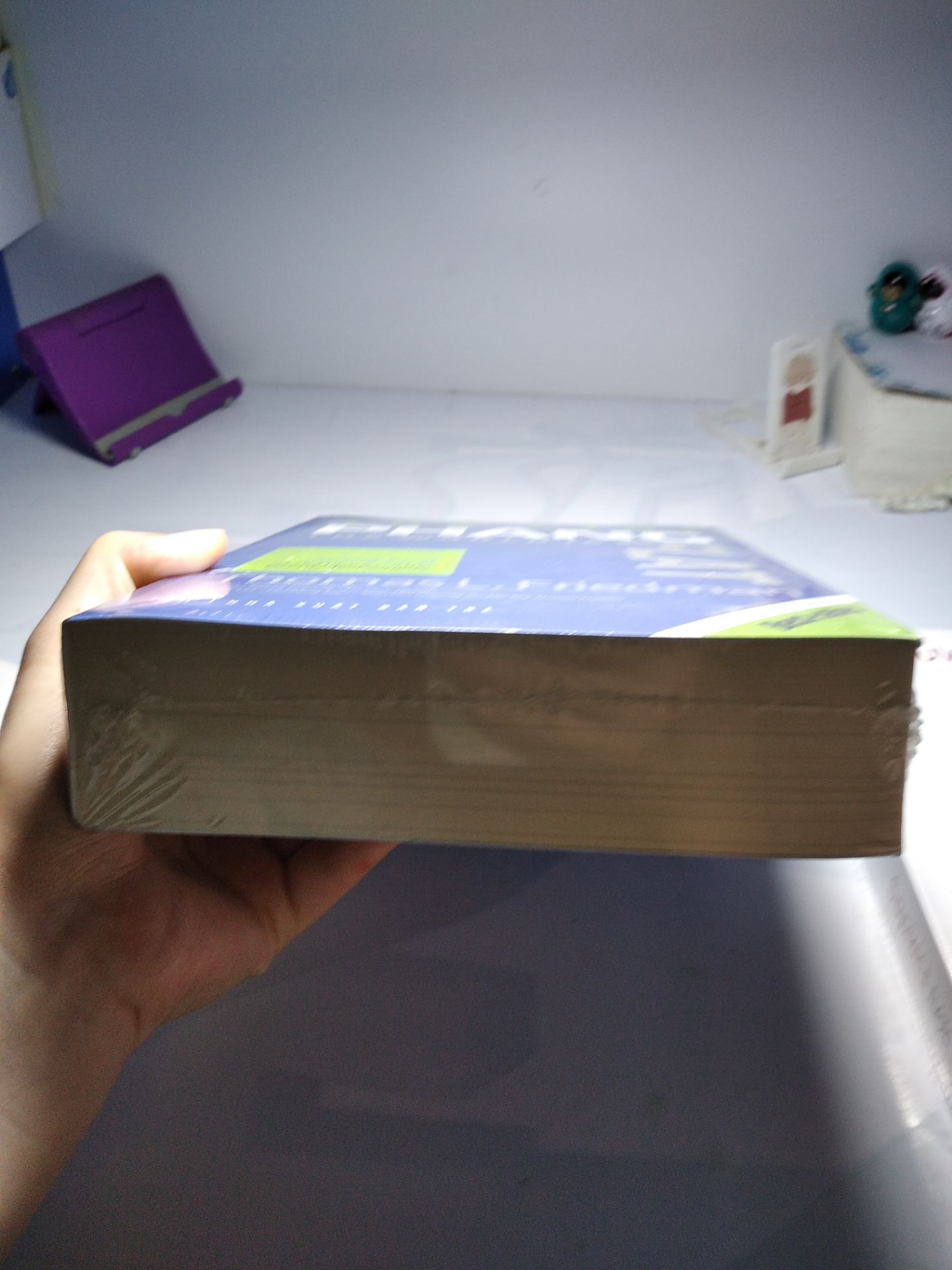 sách dày, đẹp và không nặng lắm nha, nguyên seal, đúng kiểu mới cứng theo nghĩa đen luôn, nội dung thì phải đọc mới biết đc