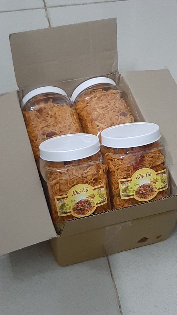 Đóng gói sản phẩm vừa khít với hộp nên có 1 hộp hơi bị móp phía đáy, nhưng seal còn nguyên nên chất lượng chưa bị ảnh hưởng. Không thấy có ghi ngày sản xuất. Khô gà mềm vừa phải, ớt và lá chanh cũng ngon nhưng vị gà hơi mặn 1 tý xíu. Tổng lại cho được tối đa 4☆ cho lần này.