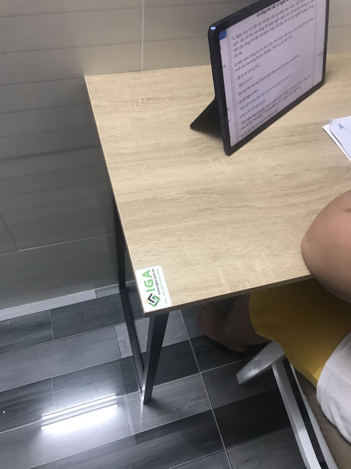 Đặt theo hình minh hoạ là chân bàn màu trắng mà mở hộp ra chân màu đen,do CT16 nên hàng đợi quá lâu 23 ngày mới giao tới,sản phẩm đáng mua trong tầm giá này, Nên mua