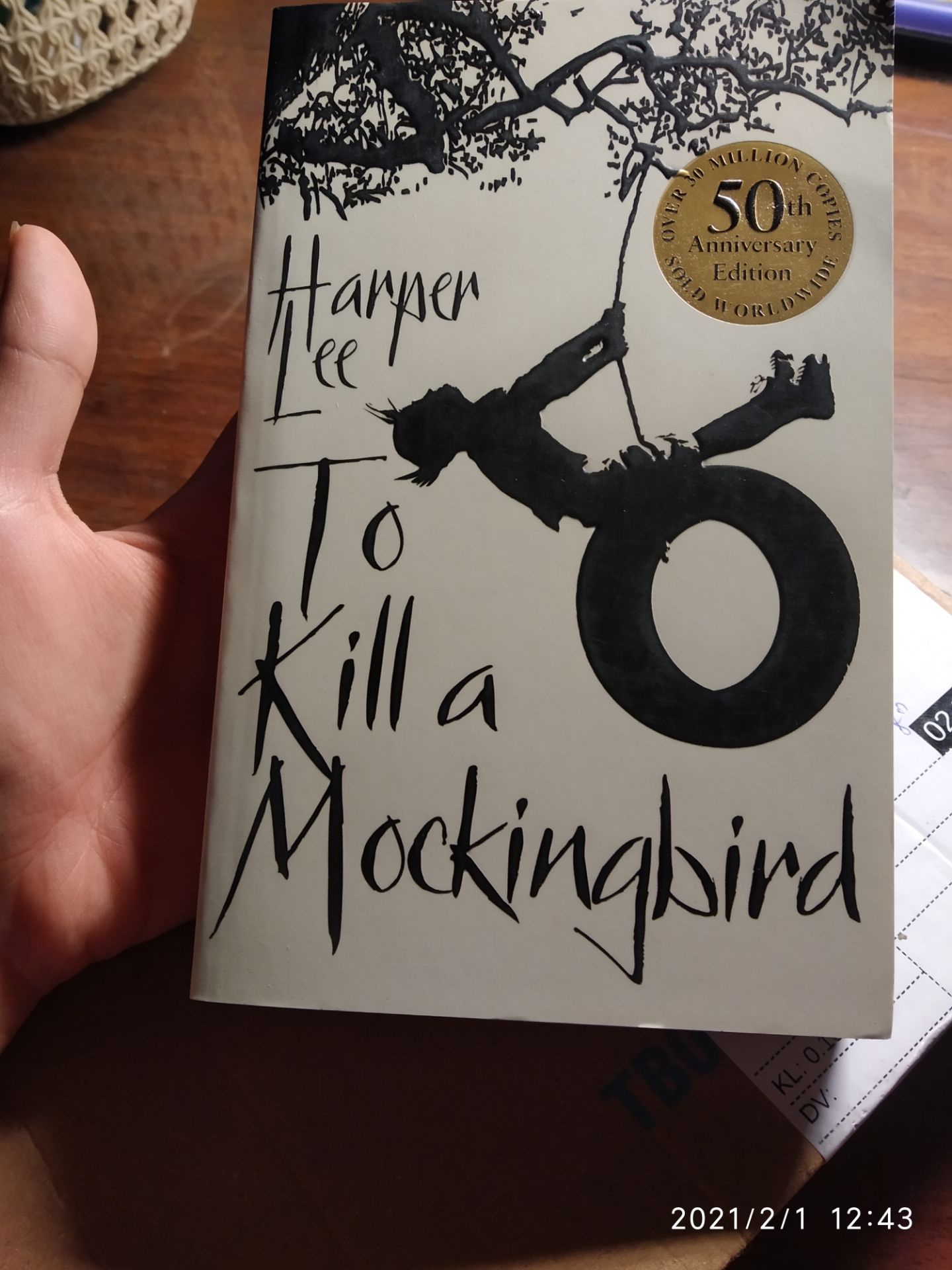 tiki giao hàng nhanh khỏi bàn rồi, sách dày nhưng nhẹ, giấy hơi mỏng xíu, sách của mình k đc bọc bên ngoài chỉ cho vào hộp nên góc bìa hơi cong xíu. chị shipper nhiệt tình dễ thương lắm luôn. nói chung là sách chất lượng ổn. mình đọc cuốn này rồi h mua về trưng thôi nội dung khỏi chê luôn ạ