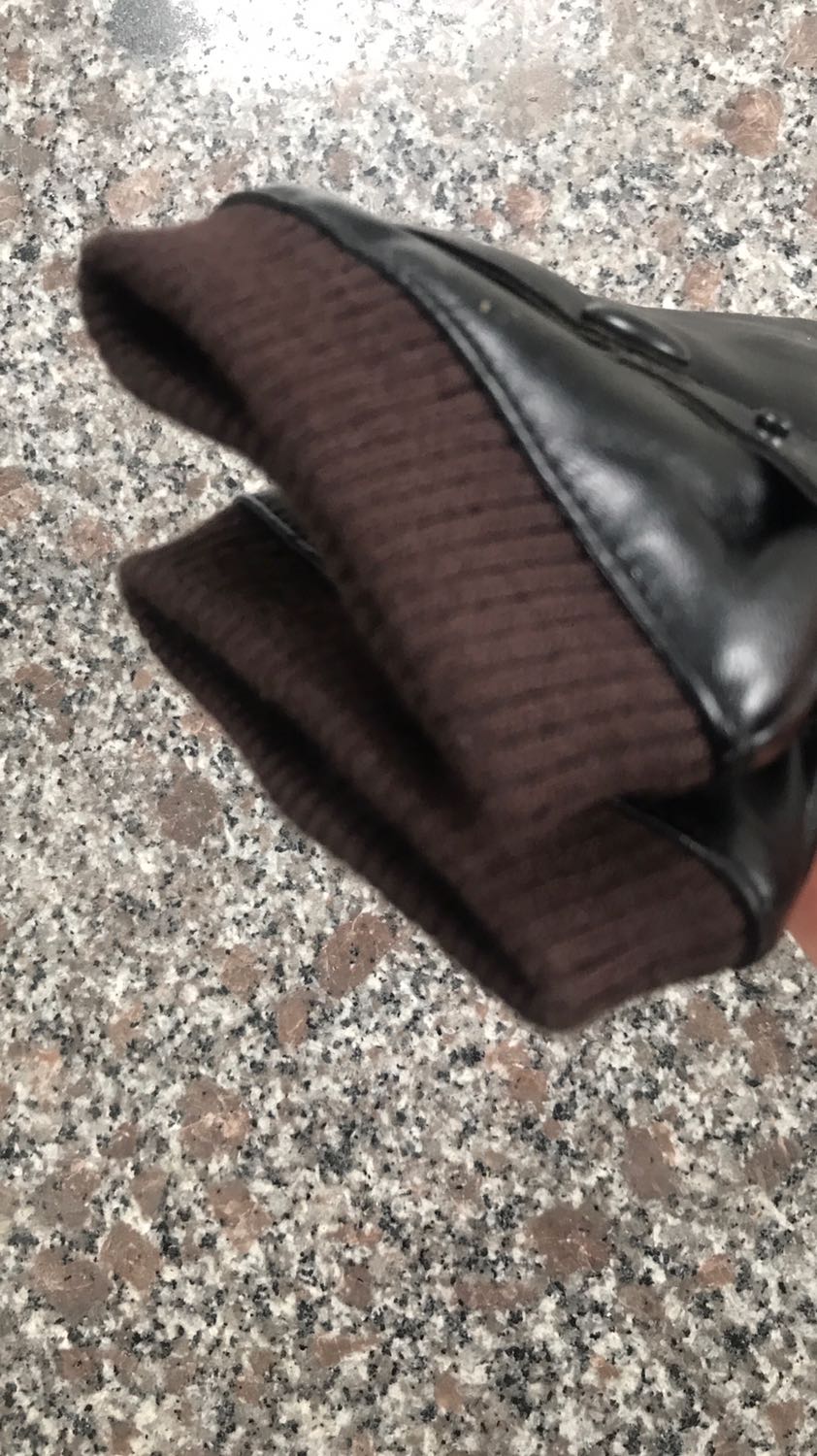 Shop đóng gói cẩn thận giao hàng nhanh mặc dù đang dịch. Khá là vui. Sản phẩm thì khá là tốt. Da chắc chắn, độ co giãn cao. Lớp lót nỉ lông tạo cảm giác bó sát, êm và dễ chịu khi sử dụng. Cảm ứng điện thoại ok, vuốt như không đeo luôn. Rất hài lòng. Sản phẩm đáng mua các bạn ạ.