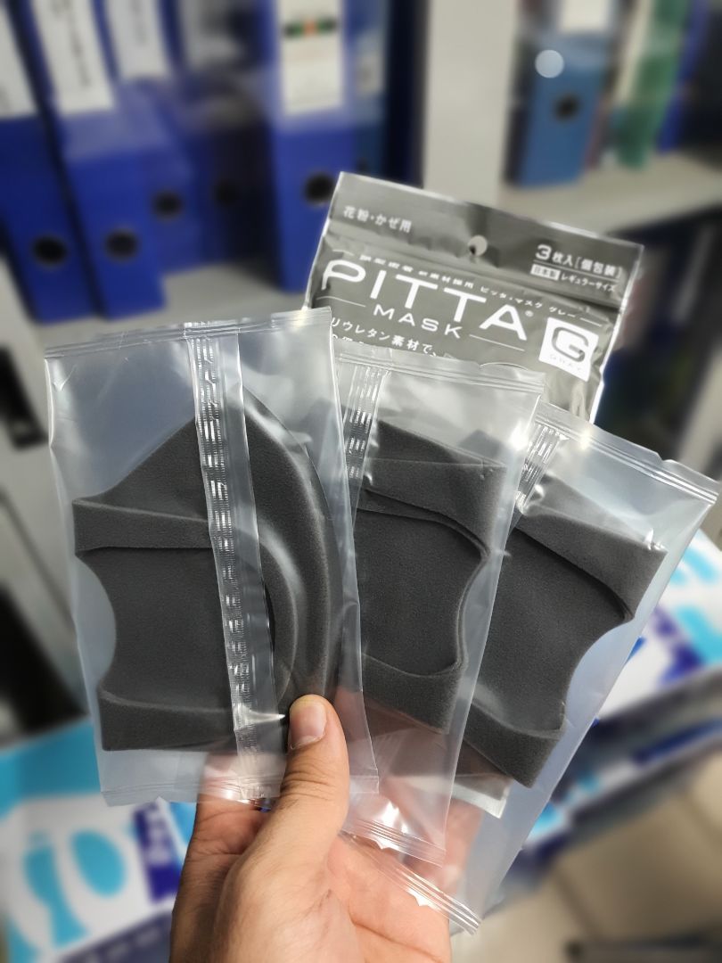 Mình thích dùng loại khẩu trang này vì nó nhẹ và dễ thở hơn loại kháng khuẩn hay vải.
Hơi buồn là sản phẩm không có size lớn cho ng mặt bự như mình