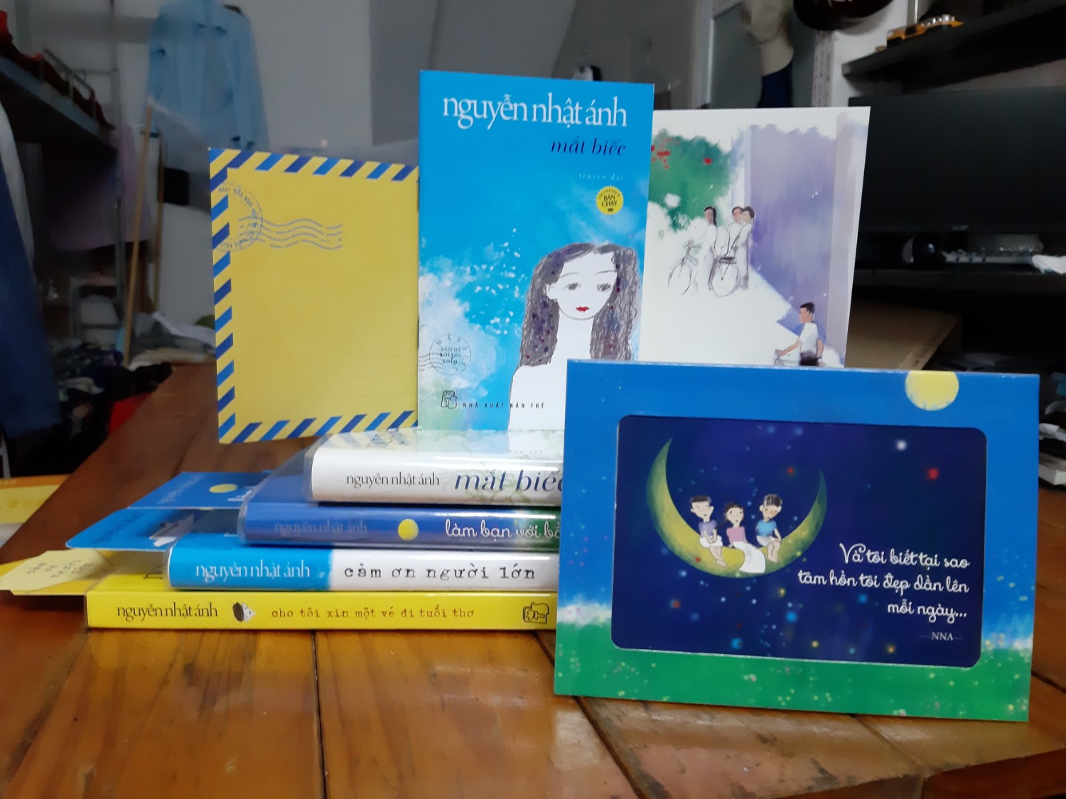 Lời khen đầu có lẽ phải nói đến văn phong của bác Ánh,  vẫn cái nét chân quê, hồn nhiên và đời thường ấy. "Làm bạn với bầu trời" xoay quanh cuộc sống của những đứa trẻ (Tèo, Lam, Nghị, Hằng,...) mà trong đó đáng chú ý nhất là cậu bé Tèo . Cậu bé chỉ có thể nằm một chỗ sau chấn thương, những tưởng cậu sẽ là gánh nặng cho gia đình nhưng ngược lại, cậu là trung tâm của mọi niềm vui của đám trẻ trong xóm. Cũng chính bằng tâm hồn nhạy cảm, vị tha và đầy tình thương mà ngay cả những áng mây, ngọn cỏ, vách tường,...cũng có thể làm cậu bé vui....Và xuyên suốt truyện sẽ là những sự kiện liên quan đến cuộc đời nhiều thiếu thốn của cậu bé Tèo và qua đó ta sẽ cảm nhận rõ hơn về tính cách của từng nhân vật.
Nửa truyện đầu lần lượt kể đến những nhân vật tưởng không liên quan đến nhau nhưng sau đó dần hé lộ và dù cái kết dễ đoán, mạch truyện vẫn làm người đọc tò mò không phải ở tình tiết mà ở những cảm xúc và tình cảm giữa con người với nhau - nhất là giữa những đứa trẻ. Tóm lại, truyện là một áng văn hay để ta suy nghĩ lại cách đối nhân xử thế, học cách vị tha và tìm kiếm niềm vui ở những thứ mà lắm khi ta thấy thật tầm thường...
      Với mình thì chỉ cần dành ra một buổi sáng là các bạn có thể đọc xong" Làm bạn với bầu trời" rồi. Nếu được các bạn hãy đọc liên tục để cảm xúc và mạch truyện được mạch lạc hơn.
P/s: Mình đọc cmt thấy có 1 số bạn lỗi bản in nên mất trang 179 và 189. Tiện mình post cho các bạn đọc luôn hihi. Chúc các bạn đọc sách vui vẻ. (^_^)