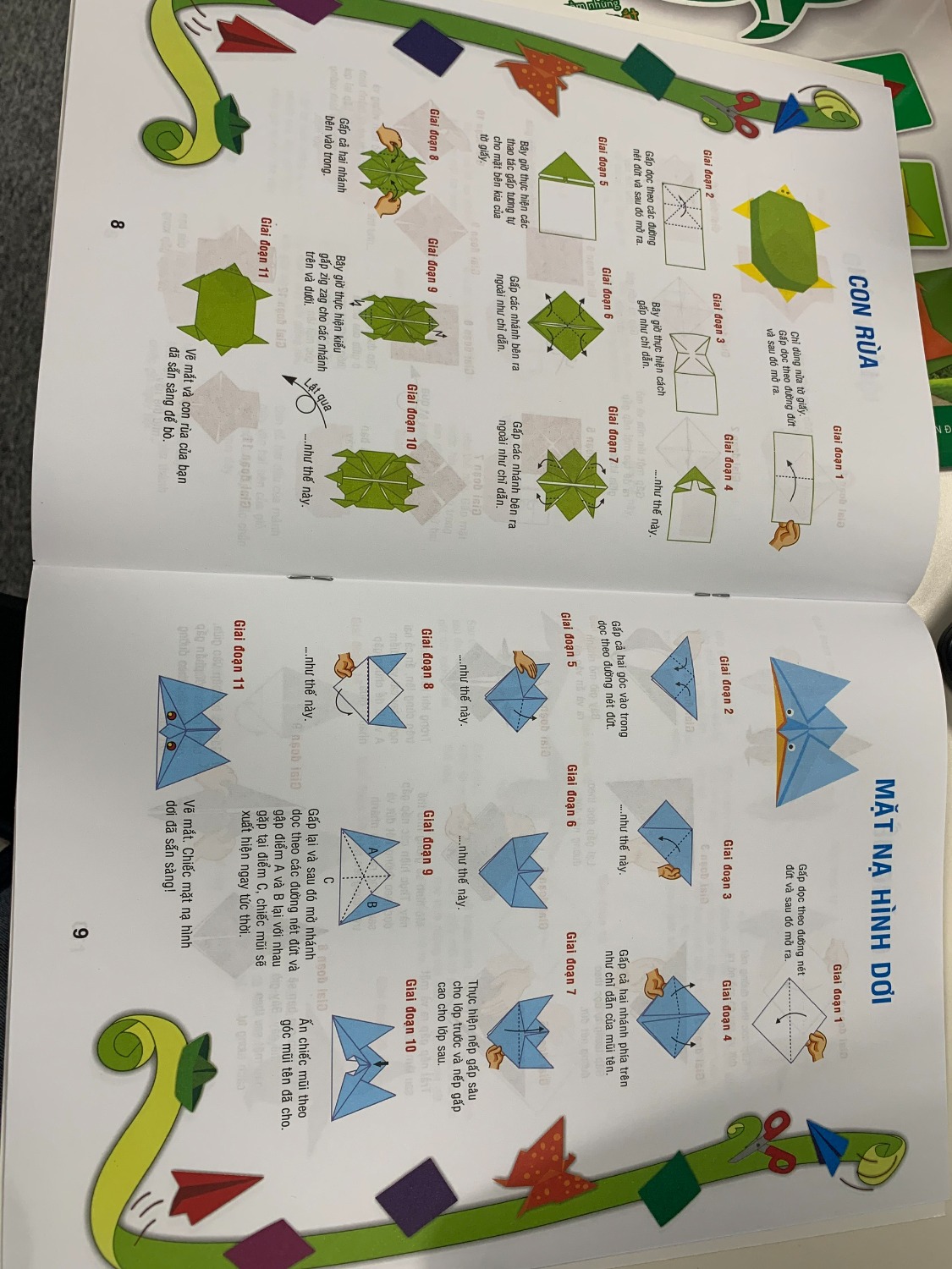 Mình mua 3 cuốn 1,3,6 và thấy cuốn này là khó nhất trong 3 cuốn. Tuy nhiên hướng dẫn cũng rất tỉ mỉ cụ thể, phù hợp với các bé 7-8 tuoi trở lên. Hình ảnh rõ ràng, khổ sách to, màu sắc phong phú. Bé nhà mình rất thích.