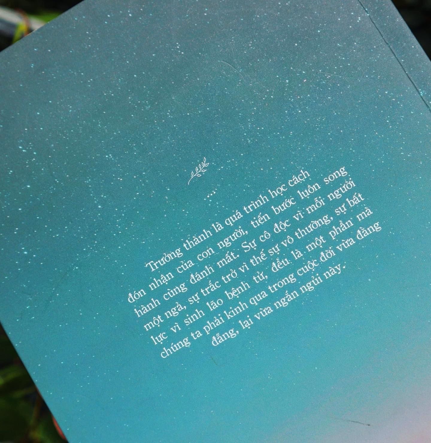 Sách hay, đóng gói tạm. Do mình mua nhiều, nên Tiki đóng gói hơi ép nhẹ, khiến sách bị cong nhẹ. Nhưng mình có bookcare nên hông đến mức hỏng sách. Cho 5 sao vì sách hay thôi. 
Nhiều quá nên chụp vài tấm tham khảo thôi.