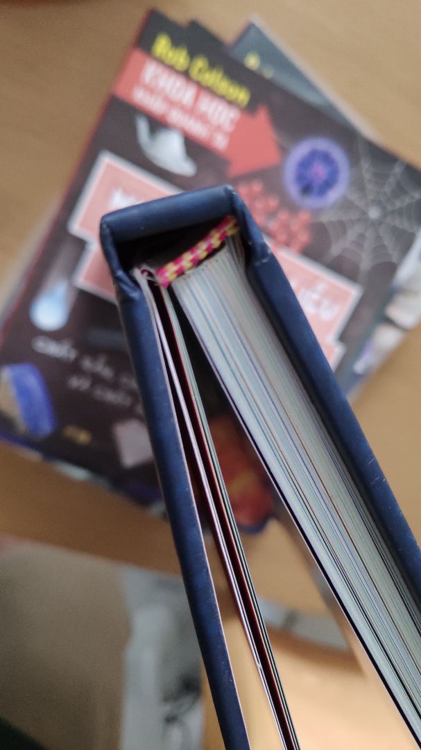 Sách nhận được bị bung trang, bị va đập móp cạnh