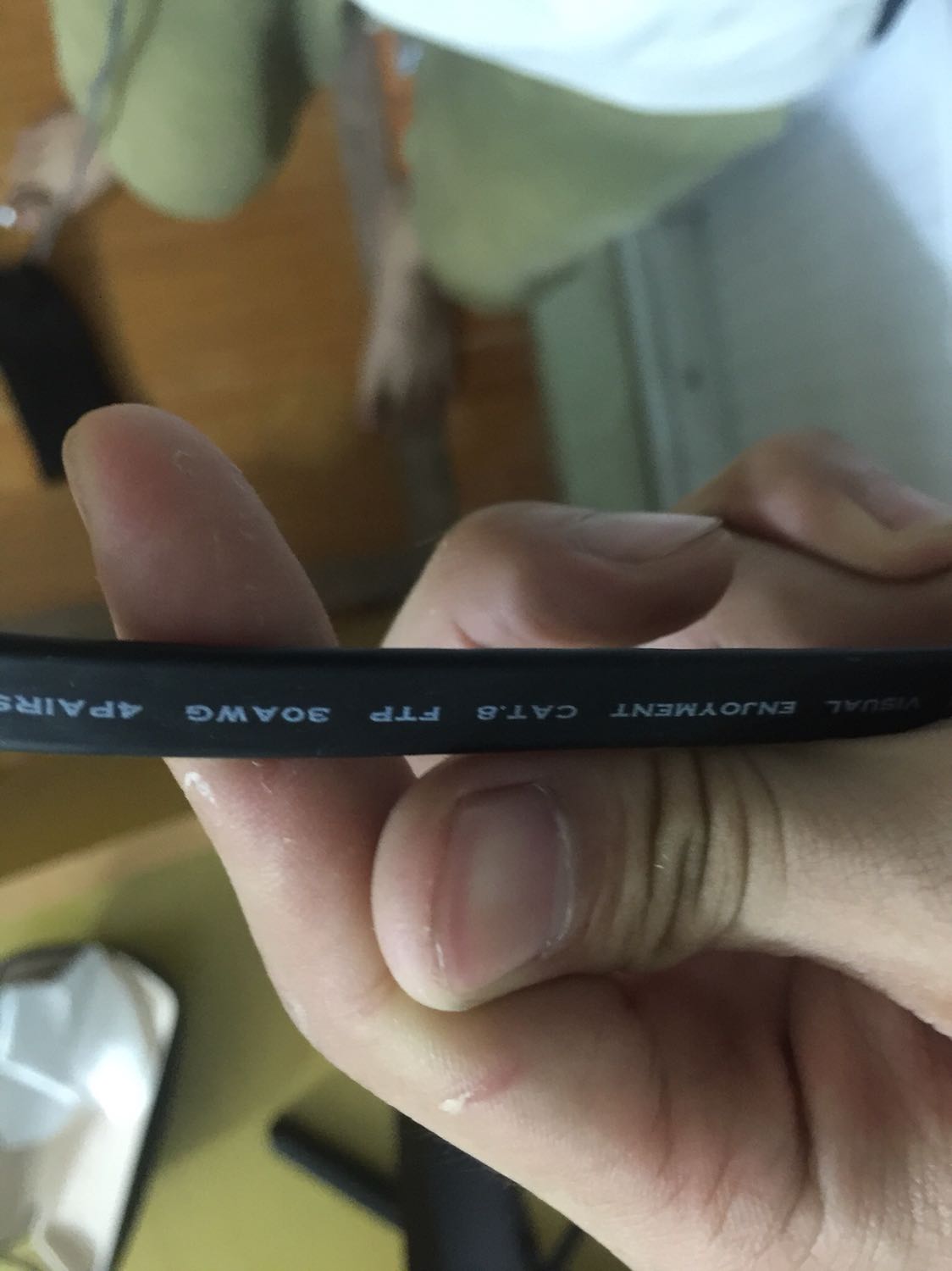 Là cáp dẹt chứ không phải tròn, dùng không khác gì cap CAT 6 thậm chí *** mạng bằng phần mềm còn yếu hơn CAT 6( trải nghiệm thực tế cũng vậy). Mong nhà bán cần lưu ý hơn