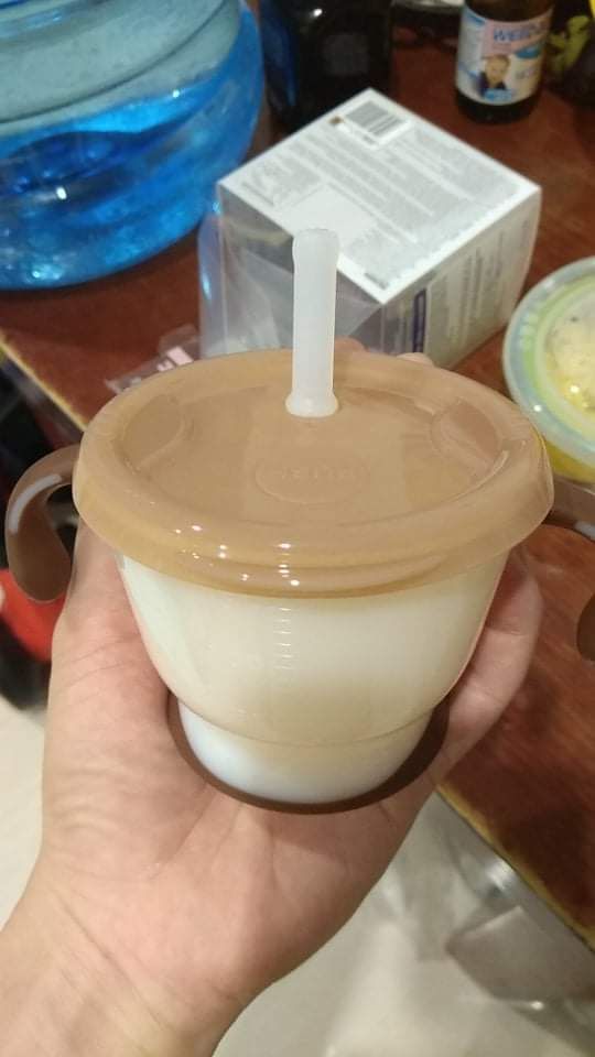 Cốc giao đúng màu đã đặt, sang xịn mịn,không có mùi nhựa, màu nâu nên hơi kiểu mùi cafe. Không bị đổ nước ra thành ngoài. Bé chịu uống nước. Ưng nha.