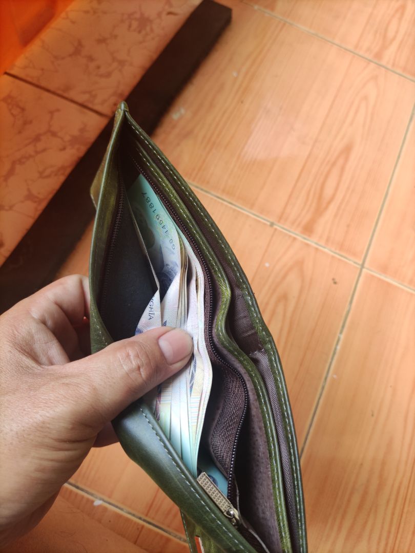 màu rất chất , bóp đủ rộng đựng tất cả giấy tờ cũ lẫn mới , đường may chắc chắc đều xịn mịn. Chỉ duy nhất còn mùi da thuộc hơi kinh tí hhhh