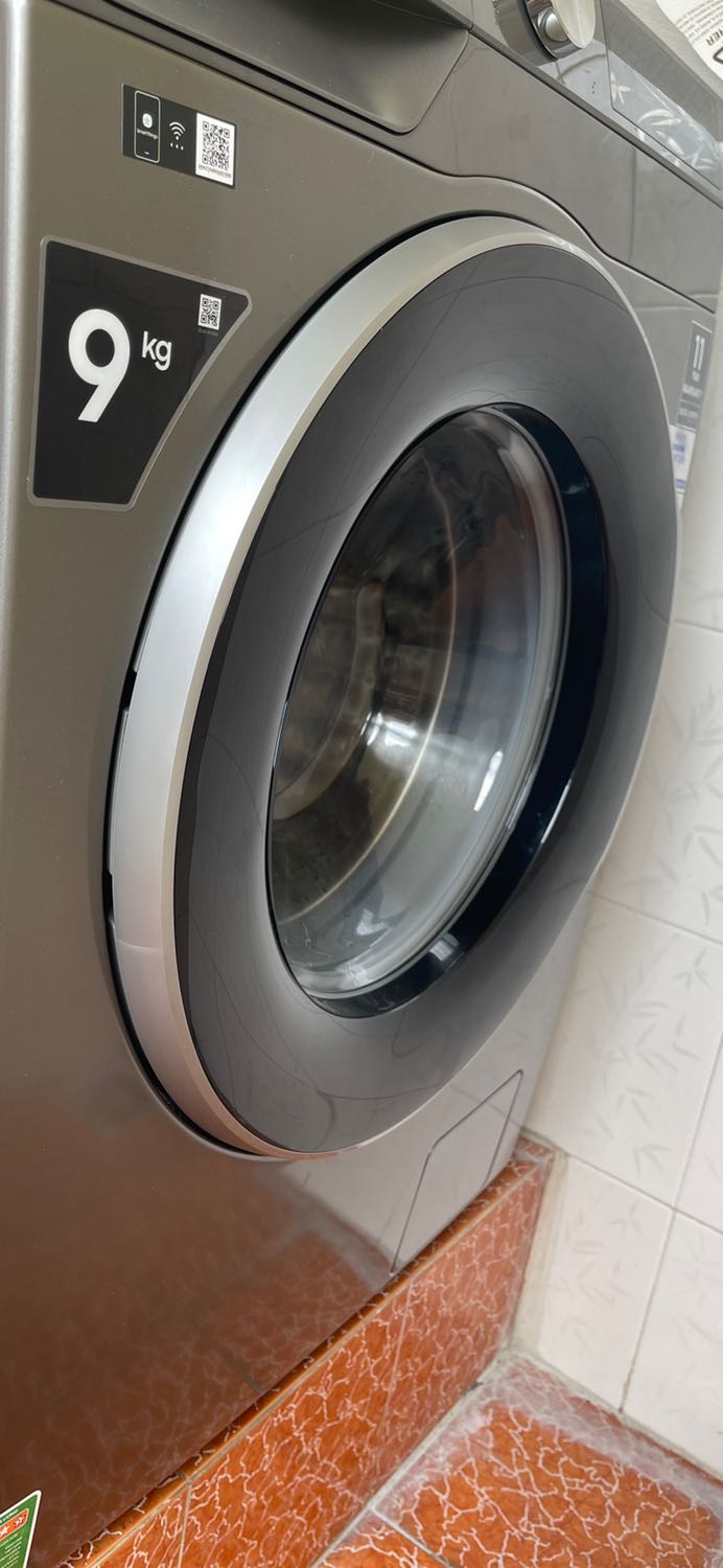 Viền ở cửa máy bị lỗi thế này Tiki có đổi cho mình không? máy bị sẵn, kiểu nứt bên trong, rồi nhà sx phủ 1 lớp sơn trong phía ngoài. Lấy tay rờ thì vẫn liền trơn vì đã phủ 1 lớp sơn trong bóng bên ngoài nhưng dưới lớp sơn đó là nứt 1 đường như vậy. Đây là lỗi sản phẩm. Không bị tác động bên ngoài vì bên ngoài vẫn trơn bóng không hề bị nứt. Mong đc đổi máy khác vì mới vừa mua đc mấy ngày nên mình không hài lòng