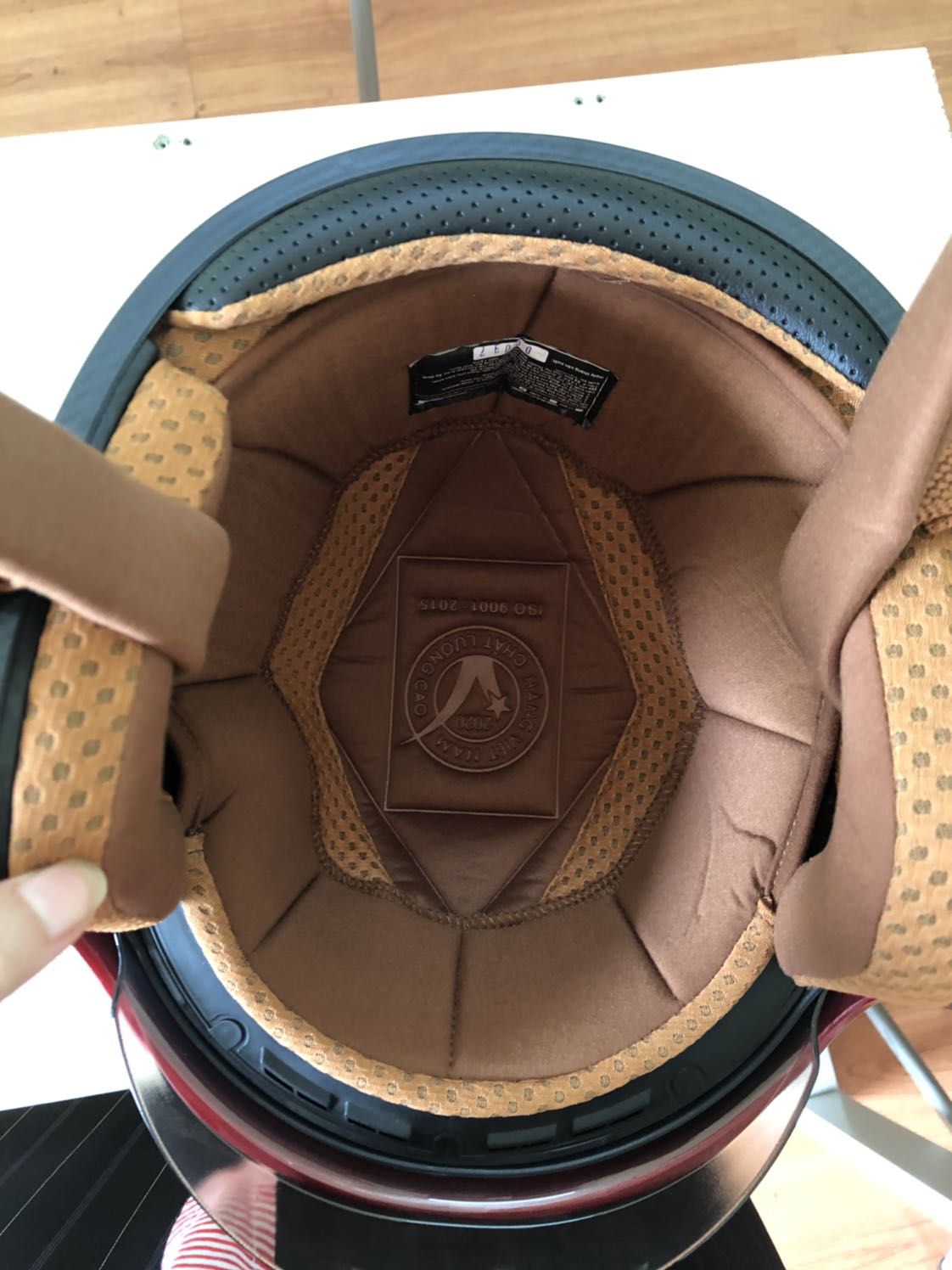 Sản phẩm đẹp, đúng hình ảnh, gói kỹ. Đội thoải mái êm, thông gió, giảm độ ồn nhưng vẫn nghe được âm thanh xung quanh rất tốt. Kính sáng tốt che kín hết đến cằm.