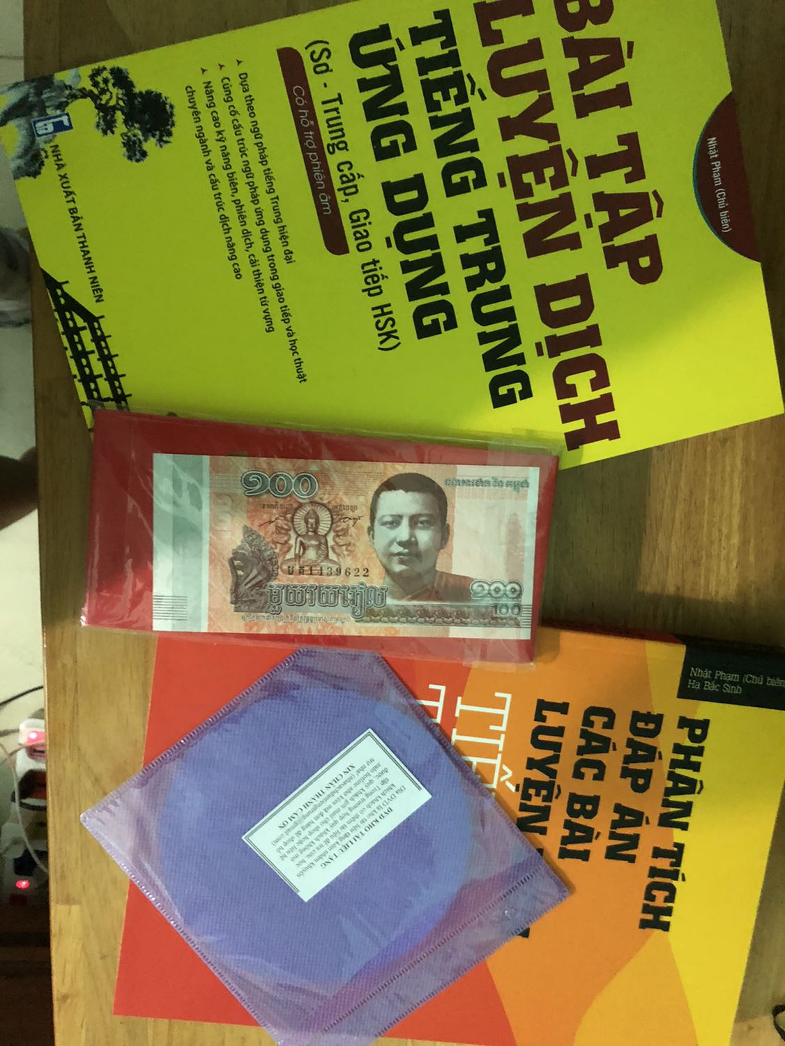 Sách hay, đóng gói cẩn thận và shop có thêm lì xì rất xinh tặng khách, cảm nhận shop rất có tâm, sẽ quay lại ủng hộ shop nữa.