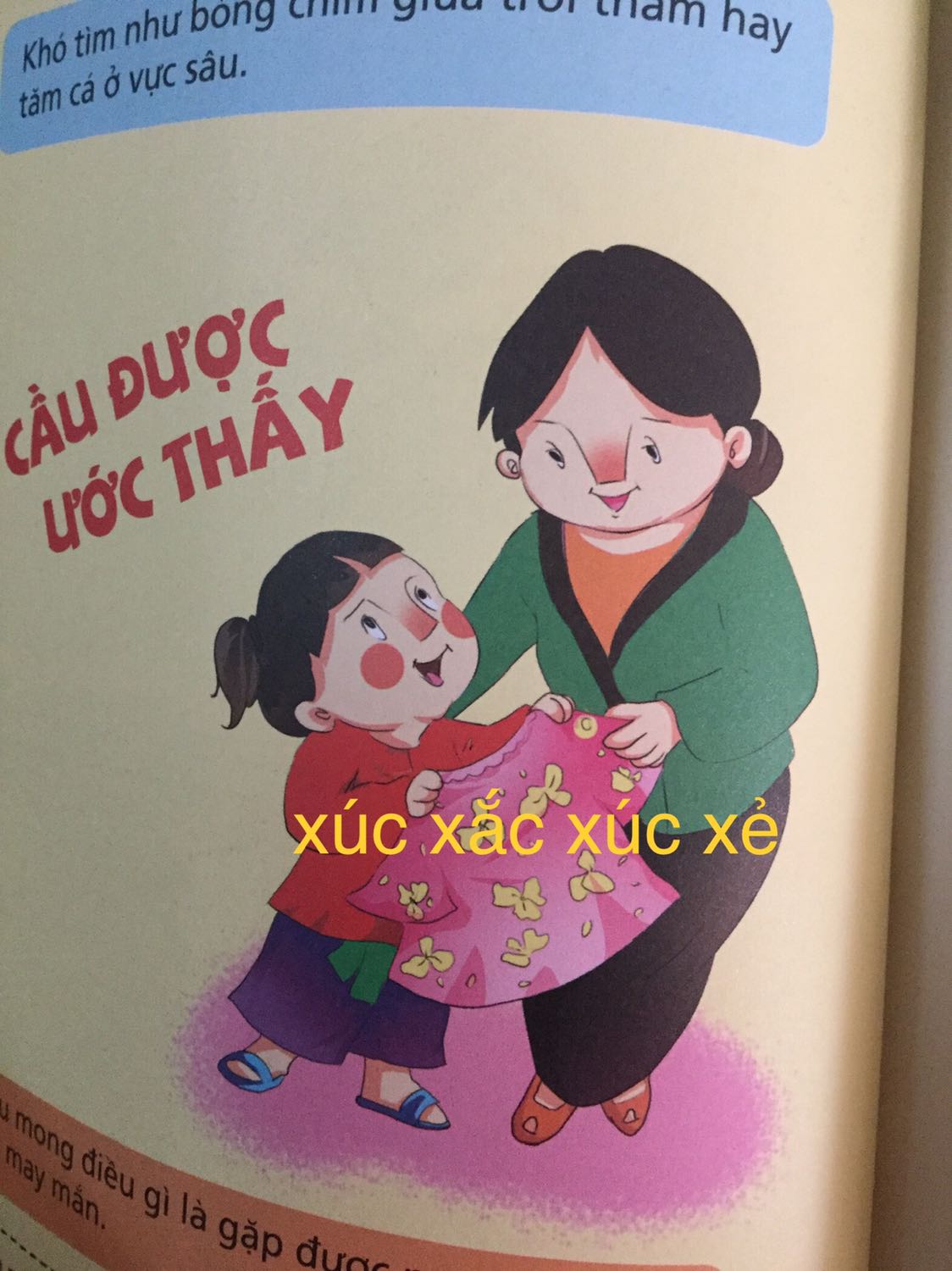 Mình rất ít khi viết đánh giá sách nhưng lần này muốn chia sẻ với các bạn có ý định mua sách:
1. Về tiki: rất hài lòng về chất lượng sách và giao hàng rất nhanh, tiki luôn làm mình hài lòng.
2. Về nội dung của sách: Sách trình bày rõ ràng, bắt mắt, nhưng đội ngũ biên soạn lại sử dụng một số hình ảnh minh hoạ của sách “Đồng giao, thơ, truyện cho bé tập nói”. Bé nhà mình mới 28 tháng, lúc trước mình đã mua sách “Đồng giao, thơ, truyện cho bé tập nói” đọc, mặc dù chưa biết chữ, nhưng bé đã ghi nhớ gần hết các bài trong sách, bé sẽ nhìn các hình minh hoạ để biết đó là bài gì. Nên hôm nay nhận được quyển “Vui học thành ngữ, tục ngữ, ca doa bằng tranh”, mở tới mấy trang có hình minh hoạ giống sách kia bé cứ bảo mẹ đọc sai rồi, bài này như thế này mới đúng, mình giải thích nhưng bé vẫn k chịu, kêu để con đọc cho. =((. Mình thấy 2 quyển này nội dung đều hay cho bé, nhưng để tránh làm bé bối rối, thì nên mua một trong hai thôi. 
Mình gửi một số hình, Người lớn thì thấy chuyện này là bình thường, nhưng bé dưới 3 tuổi thì sẽ nghĩ khác, mong nhà xuất bản sẽ thay đổi khi tái bản ạ.