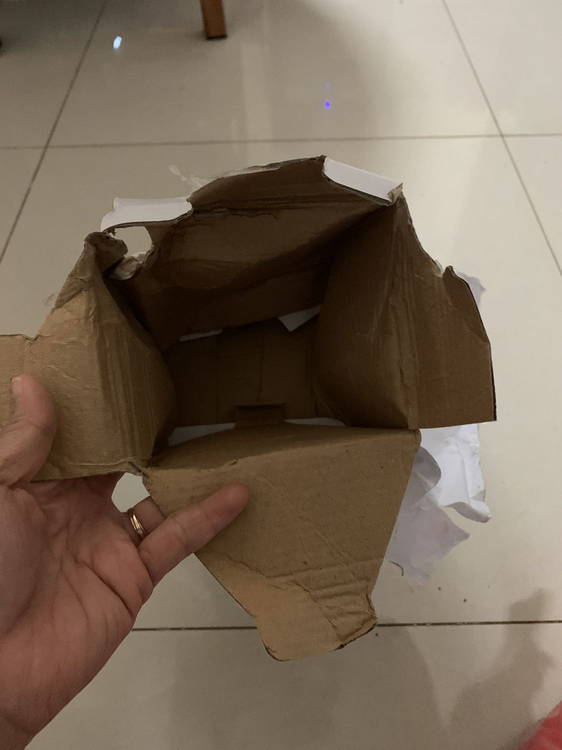 Shop *** đảo ,đặt đèn giao hộp ko ,mất dậy ,coi thường khách .yêu cầu Tiki xử lí gấp ,giao đúng sản phẩm cho mình