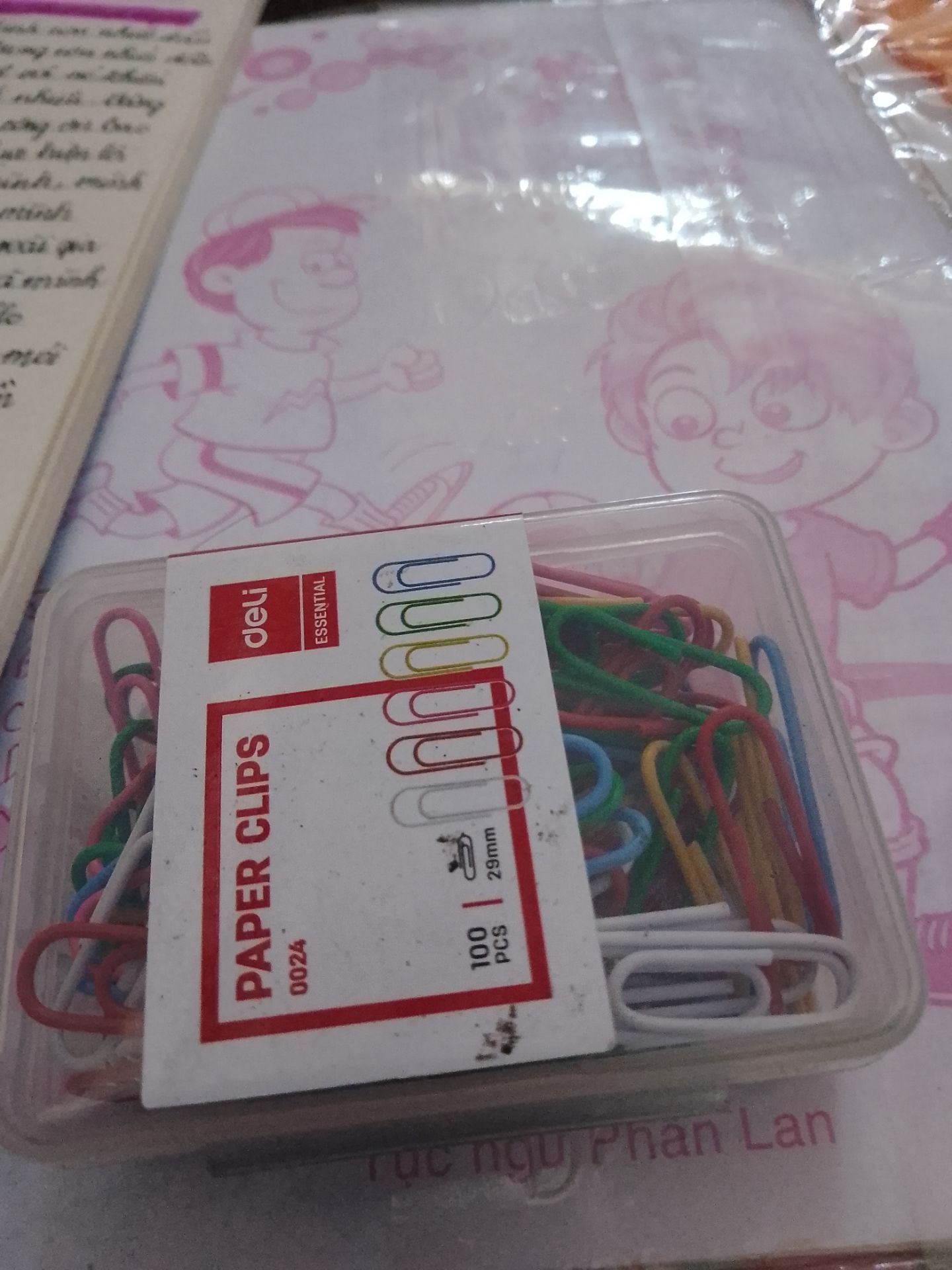 Ui hộp nhìn bé bé xinh xinh, ghim thì rất nhiều luôn é, đủ màu luôn. Chất lượng cũng tương đối oke á, giá cả hợp lý. Mọi người nên mua về để sử dụng nha.