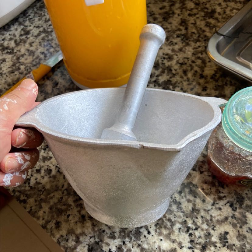 Do bằng gan nên có đặt điểm sând bề mặt, nhờ vậy tỏi ớt đỡ văng ra ngoài. Loại này to quá, mua loại nhỏ hơn thì tiện sd