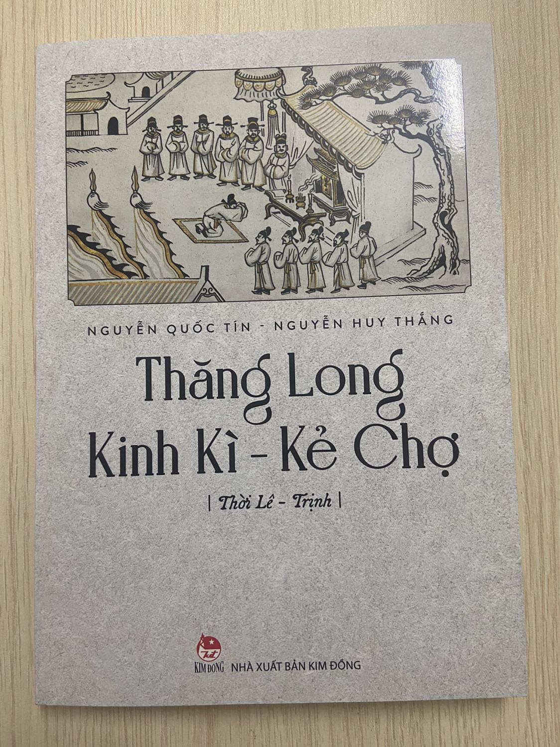 Sách dành cho những bạn thích tìm hiểu về lịch sử. Khi dấu tích về cố đô Thăng Long không còn thì những sách bày sẽ giúp chúng ta biết thêm và mường tượng và kinh thành cũ. Sách tập trung nói về đời sống, kiến trúc, văn hoá kinh thành từ lúc bắt đầu đến khi kết thúc của thời Lê Trịnh. 1 lát cắt mỏng của lịch sử mà không còn nhiều di tích ở thời nay. Ai yêu thích lịch sử có thể tham khảo