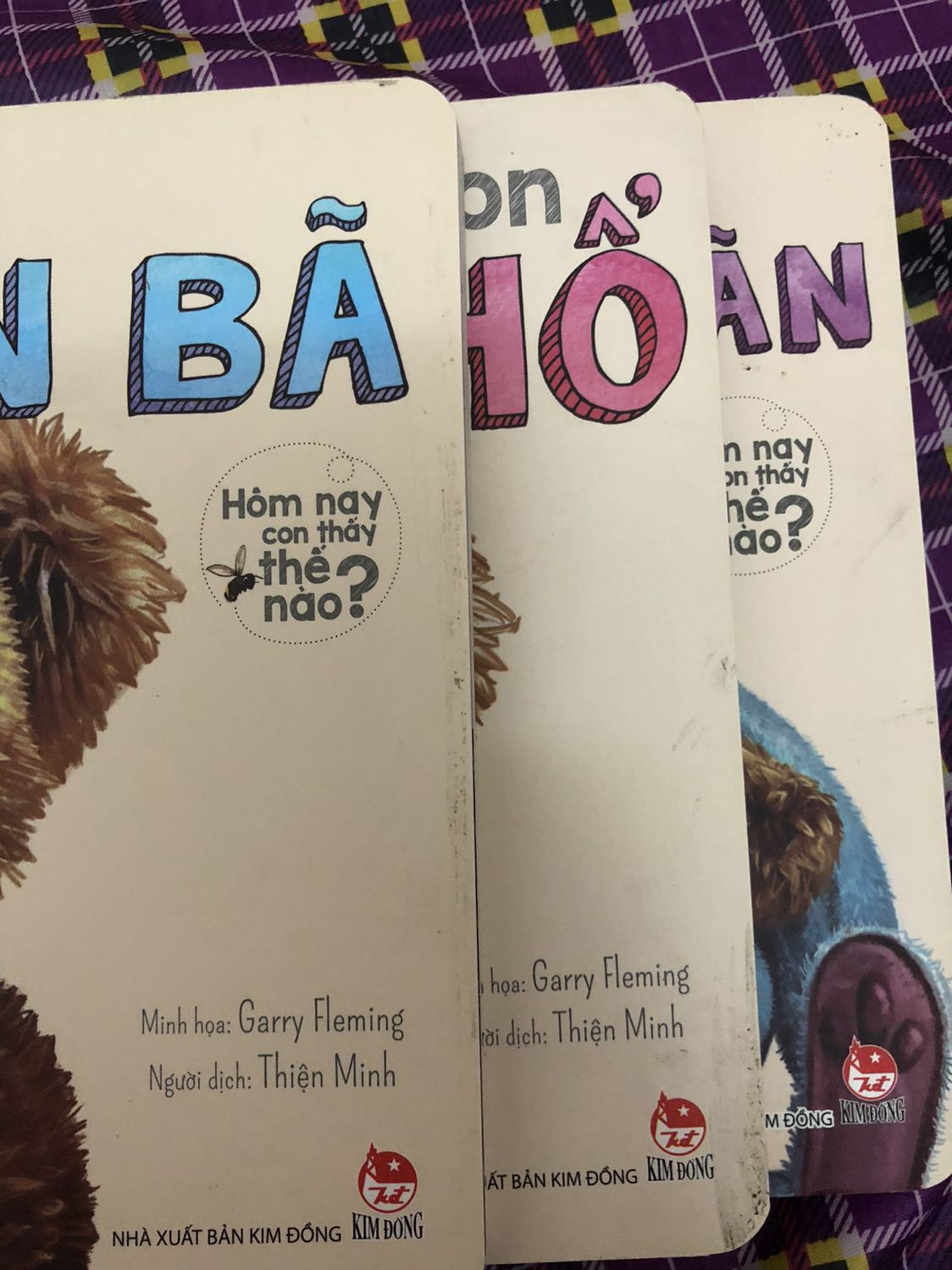 Sách gồng hết cả lên. Viền bẩn. Các trang cong vòng. 
Hình ảnh thì không chê nhưng hình thức thì hơi xấu