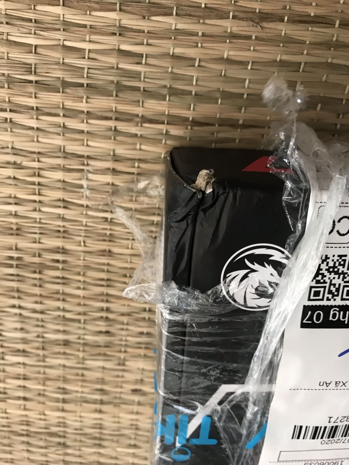 Giao hàng nhanh, shipper thân thiện, Tiki chỉ gói nilon ở ngoài chứ ko đóng hộp. Hàng có bị rơi móp một bên hộp nhưng ko sao. Trong hộp có kèm theo keypuller dạng O ring. Mình đặt brown switch và shop giao đúng. Cảm nhận đầu tiên là bàn phím nặng, chắc chắn, cầm rất đầm tay. Trong quá trình sử dụng sẽ phản hồi thêm. Cho 5 sao ủng hộ tiki vì giao hàng nhanh!