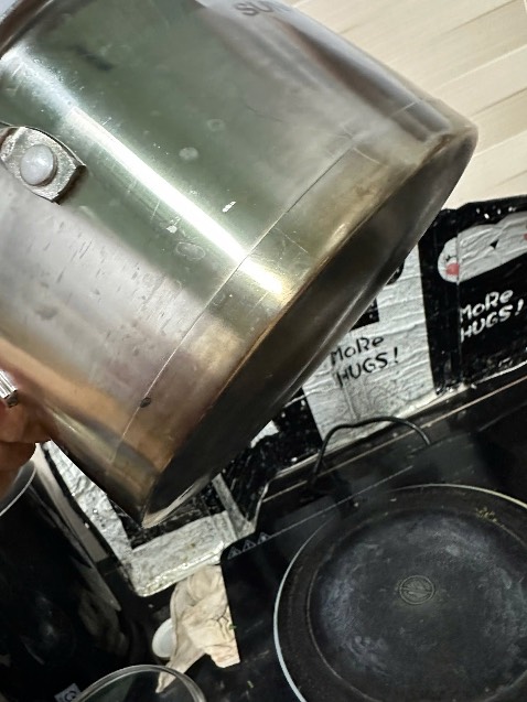 Nồi sử dụng được 1,5 tháng thì bị nổ đáy nồi làm hở và cong vênh đáy nồi dẫn đến nấu lâu sôi. Chất lượng chịu nhiệt của đáy nồi kém.