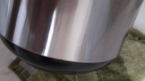 Mình cần shop tư vấn giúp mình, mình mới xài được 2,3 lần dùng để pha trà. thì nước rĩ dưới đáy và viền bên cạnh, lúc nào cũng phải lót khăn bên dưới, lí do là vì sao ?