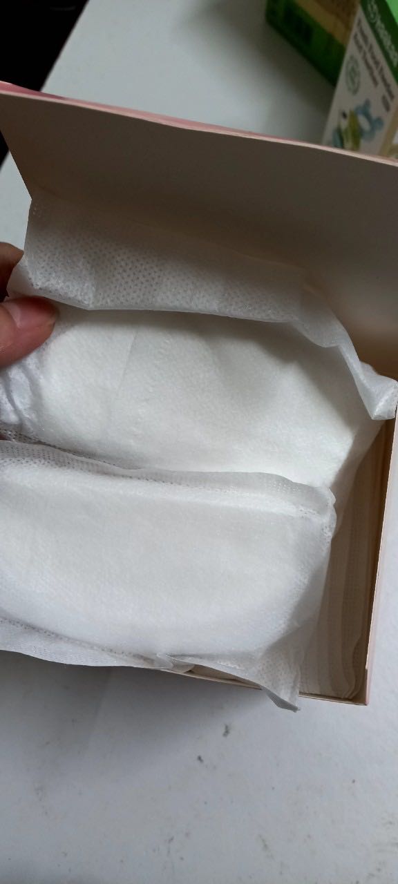 Mình đang dùng miếng lót thấm sữa, vào thấy miếng lót hứng silicone nên đặt thử 1c dùng thử xem thế nào. Cảm nhận ban đầu thấy khá mềm, hộp đựng nhìn cũng khá xịn. Mình sẽ dùng nếu phù hợp sẽ mua nốt cái bên còn lại :') :')