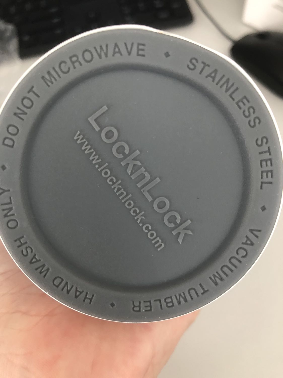 Những lần trước mua hàng ở Tiki rất yên tâm. Mùa dịch này mình đặt hàng ở Tiki nhận trễ hơn hơn dự kiến cũng khá lâu vì vận chuyển khó khăn nên không có ý kiến gì. Nhưng đợt này nhận được 2 món bị lỗi liên tục. Món hàng đầu tiên đã được Tiki thu hồi và chờ đổi. Bình nước bị móp, khuyết 1 lỗ và rỉ sét. Hi vọng Tiki phản hồi lại về việc đổi trả. Cảm ơn Tiki.