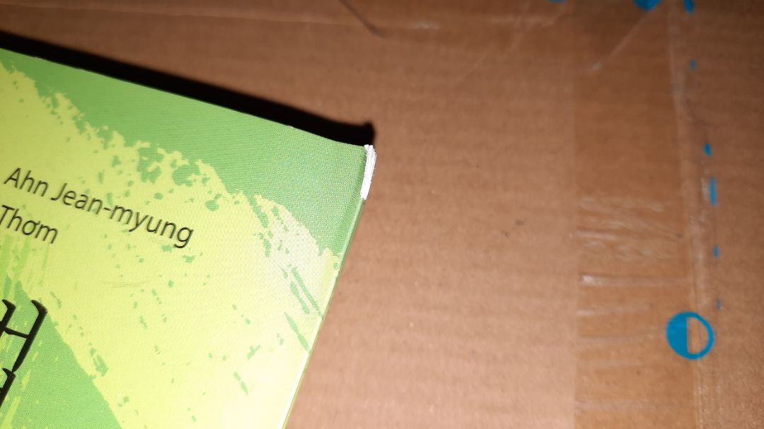 Hộp đựng ko có vấn đề nhưng bìa sách lại bị trầy xước, bẩn, bị gãy bìa và rách góc. Thật thất vọng khi bỏ ra 1 số tiền ko nhỏ để mua sách mà lại nhận được 1 quyển sách như vậy. Chưa cần bàn đến nội dung, nhưng vừa cầm trên tay quyển sách mới mà có bìa như vậy thì mất cả hứng học. Trong khi cuốn sơ cấp lẫn cao cấp mình mua bìa quá ok, cầm lên đã thấy muốn học rồi. Còn cuốn này cầm lên chỉ thấy rất bực bội và chán nản, muốn quăng vô xó. Không biết chủ shop và Tiki có kiểm tra chất lượng sản phẩm để giao cho khách hàng không ?! Chứ làm kiểu này khiến mình rất thất vọng về sự chuyên nghiệp của shop và Tiki.