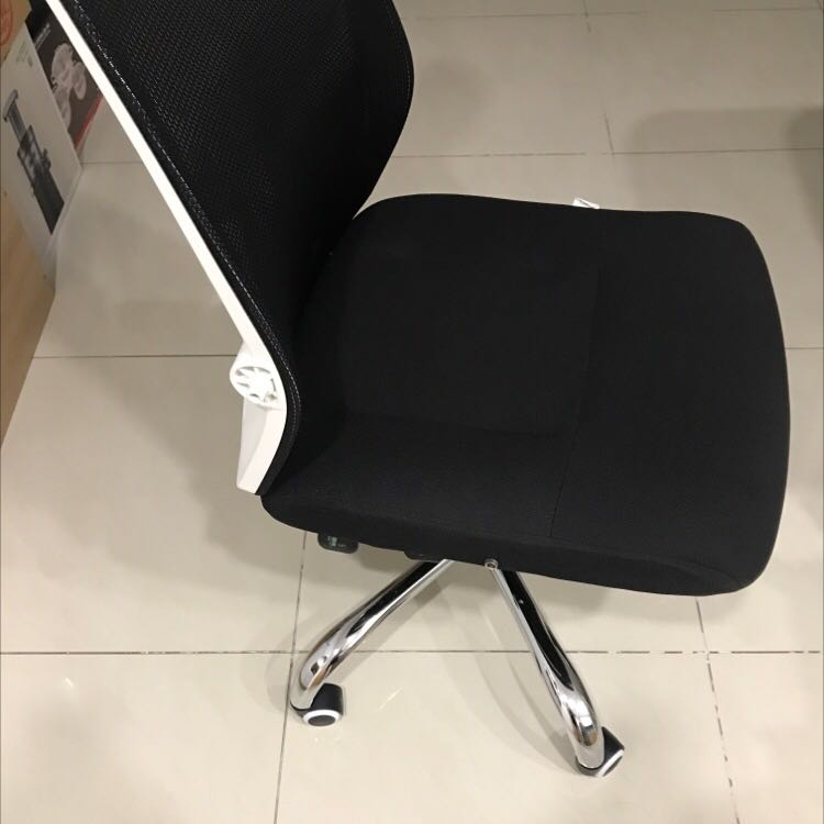 Tiki giao hàng nhanh hơn dự kiến, và đóng gói cẩn thận. đã dùng được được thời gian, cảm nhận của mình là ghế ngồi êm, tựa lưng hơi đau chút, nên mình bỏ miếng khăn lót thì đỡ hơn. các chi tiết cảm thấy chưa hoàn thiện cao, tuy nhiên trong tầm tiền này thì mình thấy chấp nhận được.