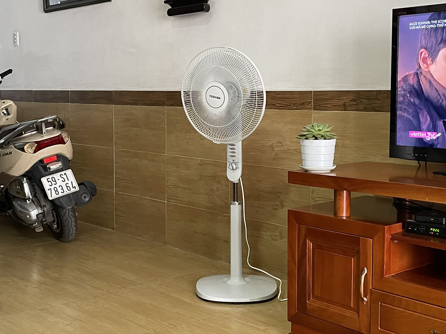 Quạt đẹp hơn trên hình quảng cáo, màu sắc hài hoà với không gian, lắp ráp đơn giản nhanh chóng trong vòng 10 phút theo hướng dẫn sử dụng kèm theo.
Cảm nhận ban đầu là quạt khá chắc chắn, hoạt động êm ái và chắc sẽ bền do là quạt cơ hoàn toàn, không điều khiển từ xa. Quạt đạt 5 sao tiết kiệm điện nên càng hài lòng.
Tiki giao nhanh, đóng gói cẩn thận.