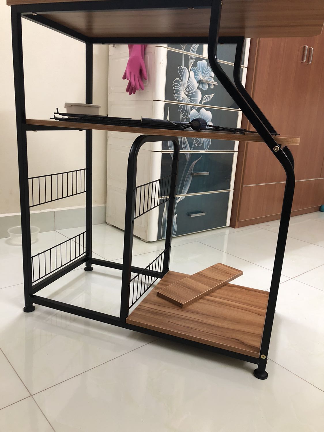 Tiki ơi ! Bao giờ mới có người đến mang nốt đồ bị thiếu của kệ vậy ! Muốn dùng quá rồi ak ! Hàng giống hình nhưng thiếu đồ . Tiki khắc phục sớm cho mình nhé