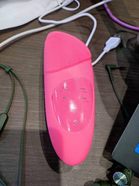 Màu thực tế như đỏ hồng nhưng vẫn rất đẹp.
Thiết kế máy dài dễ cầm khi rửa mặt.
Gai silicone rất mềm, không bị mùi.
Máy có nhiều chế độ rung để lựa chọn mình bị mụn viêm nhiều nhưng dùng máy rất êm và sạch không bị đau khi rửa mặt như các sp cùng dòng giá khác.
(hình chụp lúc nhận máy nên chụp không được đẹp)