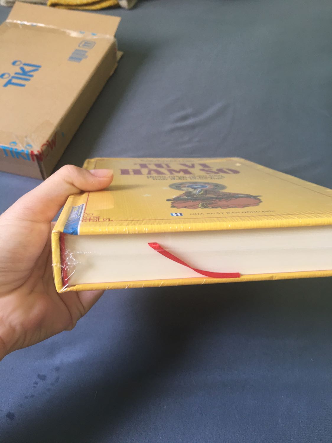 Sách đẹp bìa cứng dày, phù hợp với người mới tìm hiểu về tử vi. Sách dán gáy kiểu này qua thời gian sẽ bị bung hết ra nhưng không sao nên mua
Nhận sách thấy bên ngoài có đóng màng co bảo vệ sách