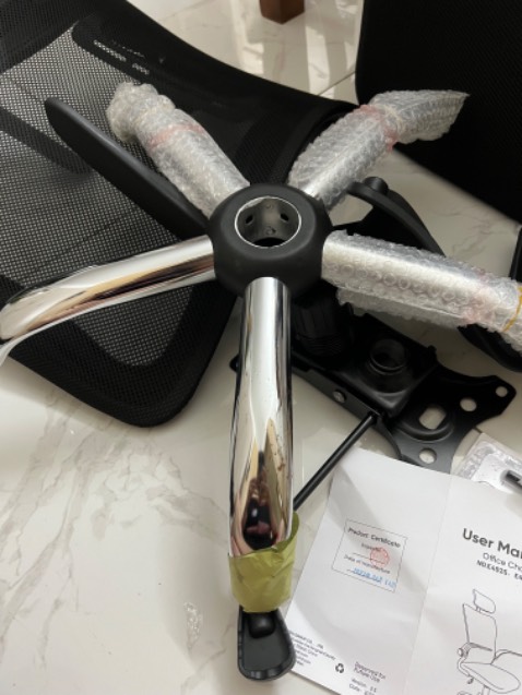 Chân ghế bị gỉ sét vậy mà shop k kiểm tra trước khi giao. Ghế gì mà yếu ớt. Quá thất vọng