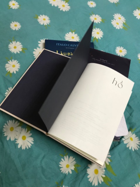 1 trong 6 tác phẩm của nhà văn Nhật đoạt giải Nobel văn học đã được dịch sang tiếng Việt. Nếu bạn yêu văn học Nhật và tò mò muốn biết lý do tại sao Kawabata Yasunari lại dành được giải thưởng văn học Nobel danh giá này thì tiểu thuyết “HỒ” là 1 lời hứa cho những điều kỳ diệu mà bạn đang trên đường chạm tới. Một cuốn sách hay, đáng đọc.

Tiki ship siêu tốc. Đóng gói không có xốp chống sốc nhưng vì ship từ kho lớn ở thành phố đến thẳng người mua nên sách vẫn đẹp long lanh.