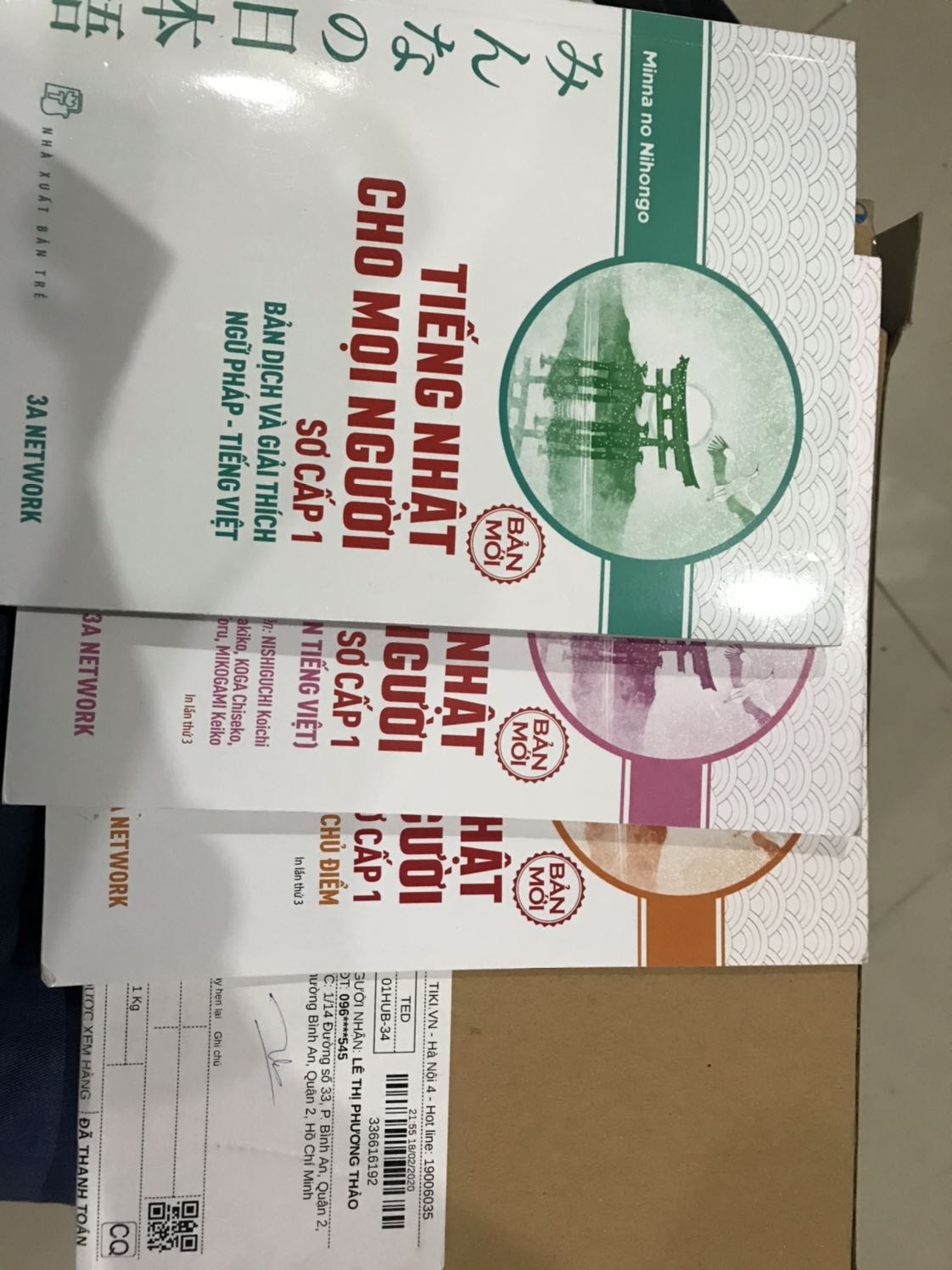 Mình đặt mua bộ 4 quyển sách, hqua mới khui, thấy thiếu 1 quyển bản Tiếng Nhật??? Trong khi 3 cuốn còn lại cộng giá tiền mới cỡ 200k??? Một quyển còn lại đâu ạ? Nhờ Tiki giải quyết giúp mình.