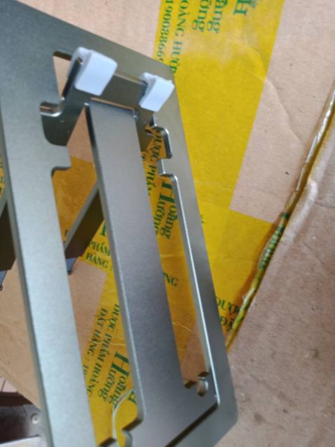 Kệ rất chắc chắn có đi kèm với túi mang theo rất tiện lợi. Giao hàng quá nhanh đặt trong buổi sáng là trưa giao luôn. Điểm trừ nhỏ là phần cao su đỡ cho máy ko bị trầy diện tích nhỏ quá quá, nếu làm phần cao su này dài hơn thì máy sẽ đỡ bị trầy hơn ở mặt sau :(