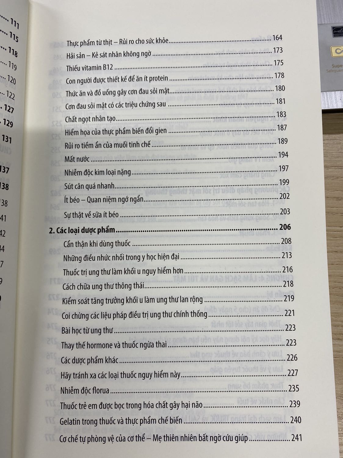 Mình biết tới sách thông qua group thải độc của Viet Healthy, nội dung sách thì không còn gì để nói rồi. Vì quy trình thải độc rất nhiều nên mình quyết định mua sách về đọc (trong group cũng có chia sẻ nhưng k được hệ thống nên khó nắm thông tin). Sách giá 199k nhưng mua giảm giá còn 87k với độ dày sách gần 500 trang thì quả là rất đáng tiền luôn. Tỉ lệ ung thư gan ở Việt Nam rất cao, và sỏi gan là một trong những nguyên nhân gây ung thư gan cao nhất, đây sẽ là cuốn sách bảo về sức khoẻ bạn và người thân từ lúc này. Rất đáng mua nha mọi người ơi!