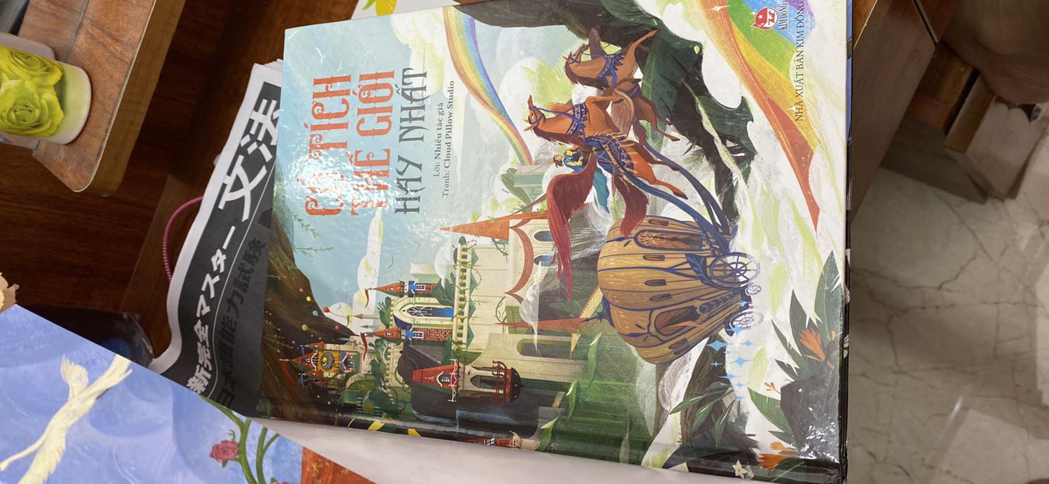 Giao nhanh, chưa đầy 2 ngày đã nhận đc hàng dù đang giãn cách.
Bìa cứng đẹp, có bìa phủ, giấy bên trong cũng dày đẹp, tranh in bóng rõ nét nhưng nội dung các truyện bị giản lược nhiều. Ví dụ truyện cô bé lọ lem có chi tiết dì ghẻ trộn hạt đậu cho lọ lem nhặt… là chi tiết ấn tượng thì lại bị lược mất. Chắc vừa đọc cho con nghe vừa nhớ thêm chi tiết để kể, ko sau này nó lớn nó đọc bộ đủ lại bảo mẹ kể toàn thiếu :D nên cho 4 sao thôi