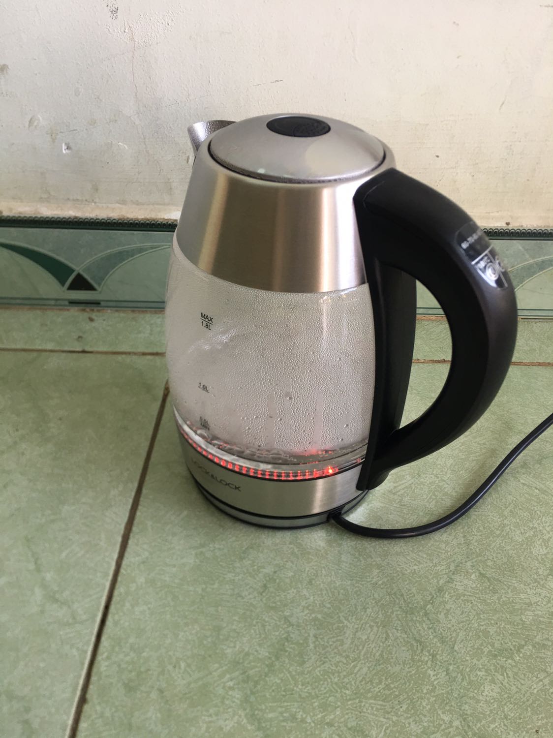 Đóng gói cẩn thận chống va đập tốt, chức năng nấu mức độ kèm đèn khi sử dụng vui mắt, nấu sôi rất nhanh, độ bền bao lâu thì chưa biết, ấm mới nên có mùi nhẹ. Không thích điểm duy nhất là phải thò tay nhấn mở nắp, không như dòng không có chế độ nấu cấp độ nóng là bấm nút nắp tự bật lên.