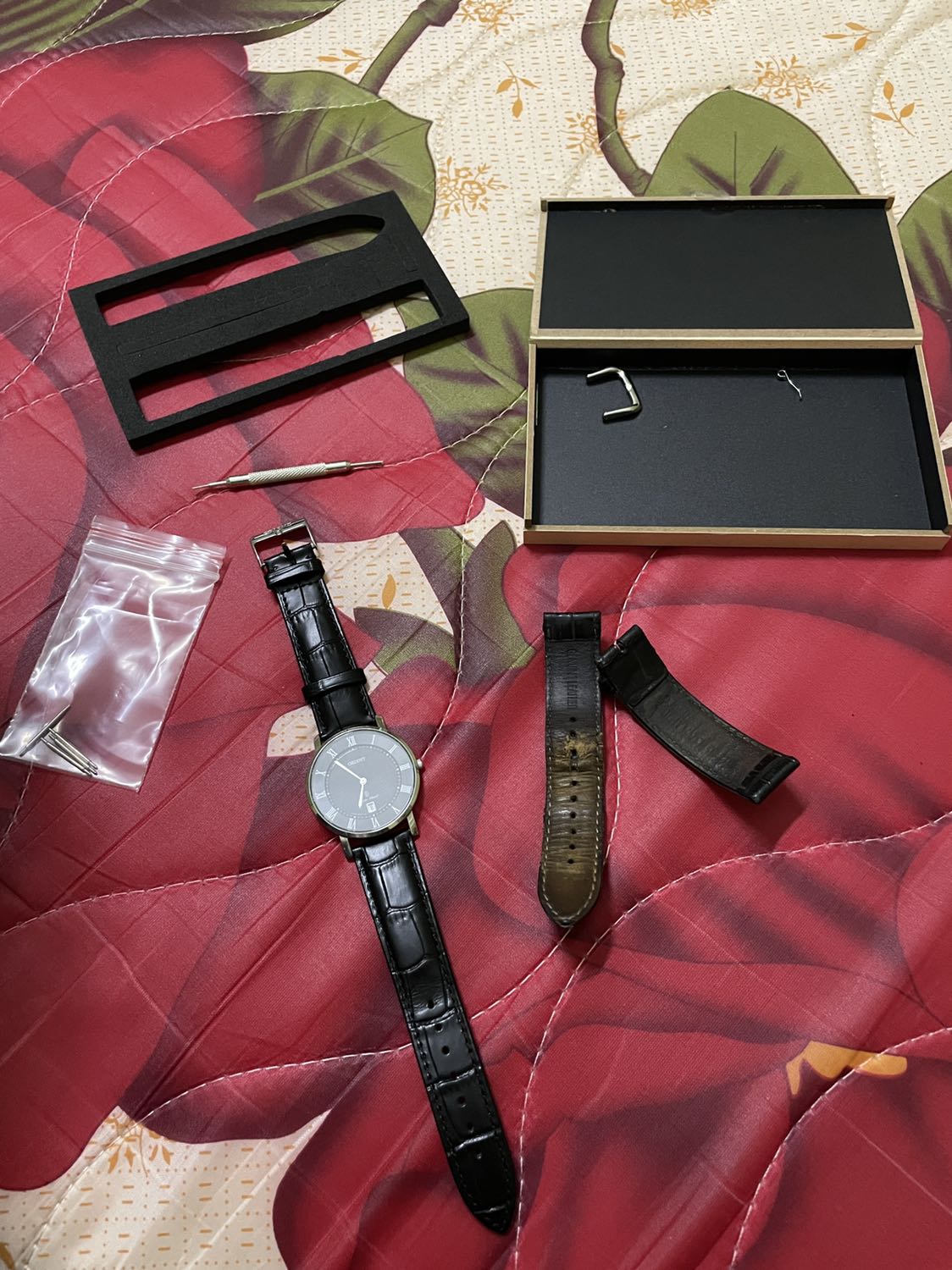 Dây đeo đẹp, hơi cứng chắc đeo một thời gian sẽ mềm. Đầy đủ đồ nghề, loay hoay 1 hồi mới thay được dây :))