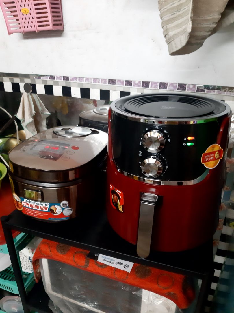 ướp sẵn con gà hôm qua. đặt mua cái nồi chiên chân không magic luôn. đặt buổi chiều hôm qua, t7, hôm nay chủ nhật đã có. nướng liền trải nghiệm luôn .
ok lắm nha cả nhà. mình mua loại 6L rất to luôn.