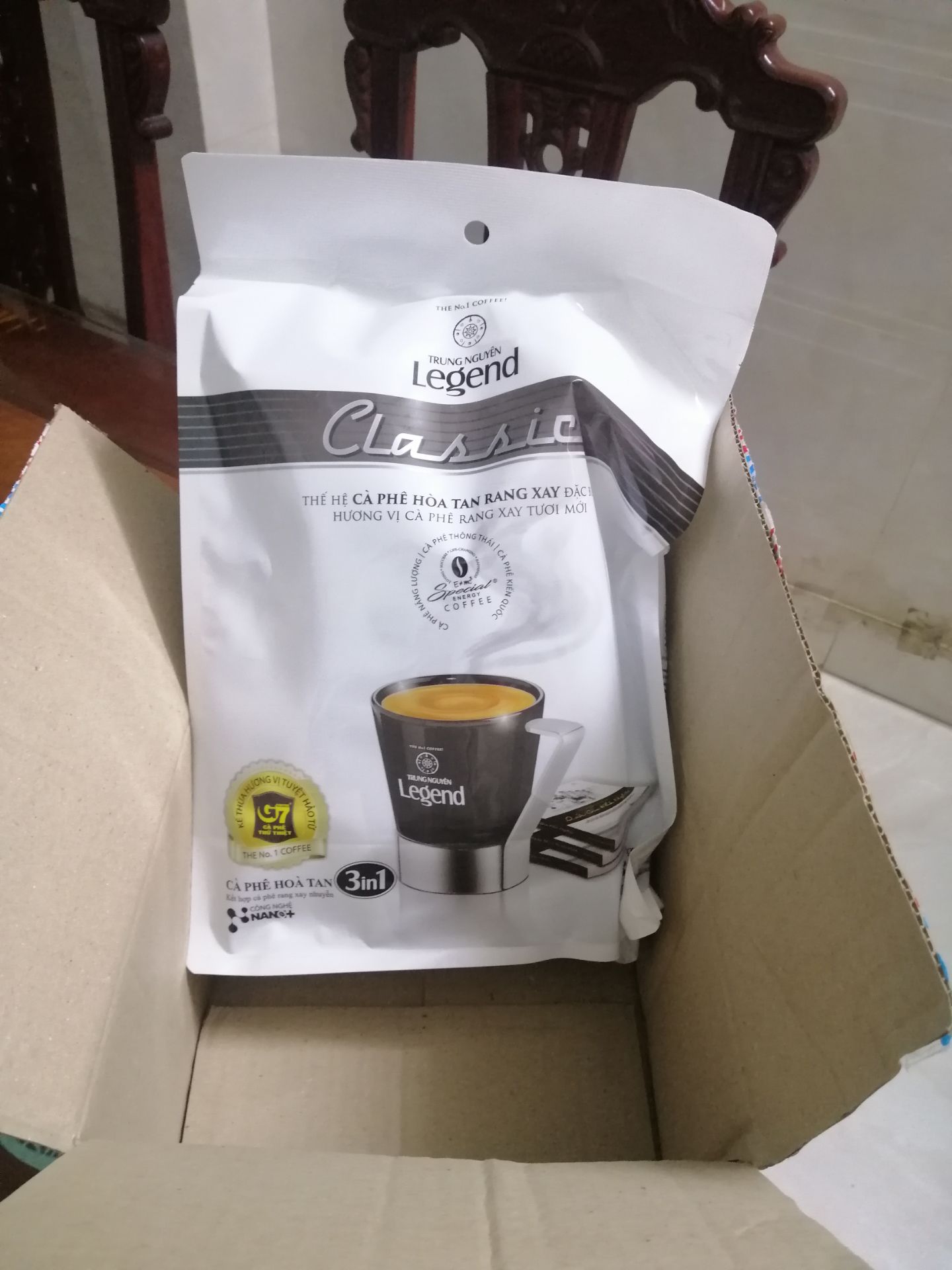 Thiết kế trang nhã. Dung lượng mỗi gói hơi ít (17g), nên ai gu đậm thì khi pha đá sẽ pha 2 gói. Mình hay thử các loại cà phê mới ra, quay qua quay lại vẫn thích loại này hơn: cà phê không đắng kiểu đắng nghét, lượng đường không bị nhiều quá và không bị lẫn sang vị ngọt dùng cho bánh kẹo. Mình hay cho thêm chút bột kem coffee mate và sữa đặc khi pha đá. Một điểm cộng nữa là hạn sử dụng đến 2 năm.