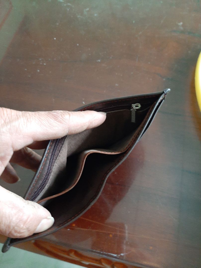 hàng quá tệ, treo đầu dê bán thịt chuột. hình ảnh đăng hàng thật mà bán thì hàng nhái. xem hình ảnh hàng tôi mua nha,ko giống tý nào, mỏng hơn tờ giấy, và ko có hàng chữ thương hiệu như hình nhé.hay tẩy chay shop anh nhé.