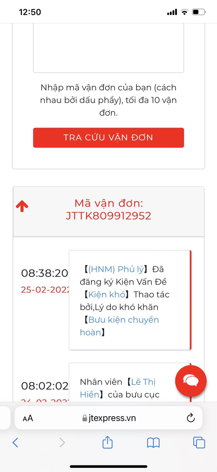 Giao hàng chậm, đóng gói ẩu, tiki chỉ thả nguyên sách vào hộp mà không có bọc gì . Giao hàng hơn 2 tuần nên lúc mình nhận hộp đã bị rách và móp méo, sách bên trong thì đều bị quăn gáy và mép bìa, một số quyển còn bị rách 1 chút giấy ở gáy, và sách còn bám rất nhiều bụi. Bên vận chuyển thì về kho hơn 3 ngày không chịu giao, đã vậy còn tự ý hoàn hàng với lí do kiện hàng cồng kềnh làm mình phải ra tận kho lấy hàng về. Có thể tiki sẽ nói là do mình ko dùng bookcare nma đóng gói sách như này là không thể chấp nhận được, ít nhất cũng f bọc1 lớp chống sốc bao bên ngoài sách. Sách cũng ko nguyên seal và không hề có bọc nilon. Có 2 quyển duy nhất có bọc nilon nhưng đều bị rách hết