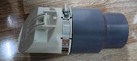 Phần nhựa trắng bị dán keo nên không tháo ra được