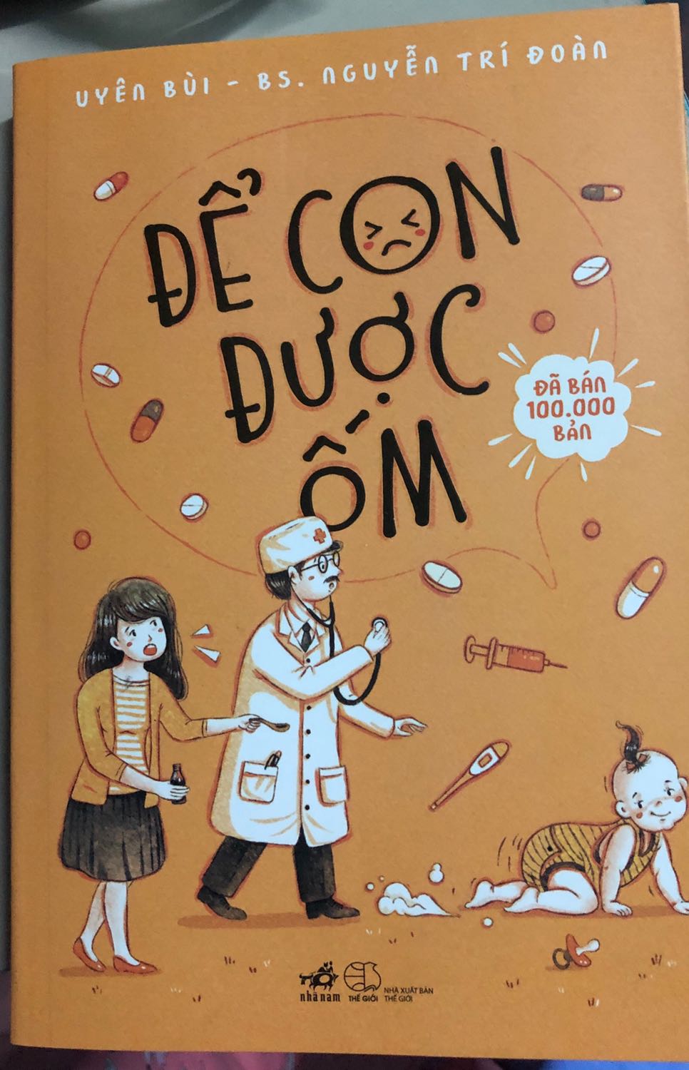 Để con được ốm, cuốn sách này khá nổi tiếng nên t đã tìm mua để đọc, trong sách có 3 phần chăm sóc trẻ, dinh dưỡng và những bệnh thường găp ở trẻ, nên đọc để hiểu về bệnh ko quá lo lắng dùng thuốc lung tung.