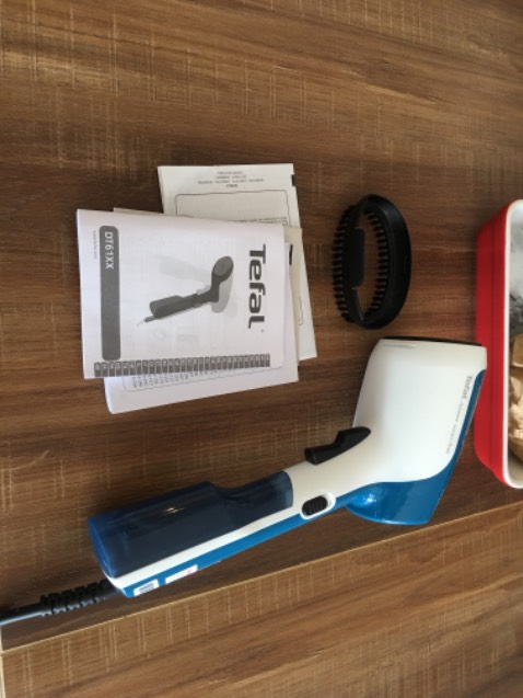 nhỏ gọn, đẹp, dễ sử dụng. áo lụa gập cất đi mấy năm, chuyển nhà 3 lần, giờ bỏ ra ủi thử, rất phẳng. khi ủi ko lắp đầu chải vải nhé, và dí sát vô áo thì phẳng nhanh. Hình mặt trước áo là ủi rồi, mặt sau và cánh tay áo là chưa ủi.