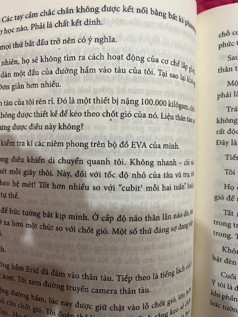đóng gói sơ sài, sách bị móp hết góc, bên trong sách dính bẩn nhiều trang