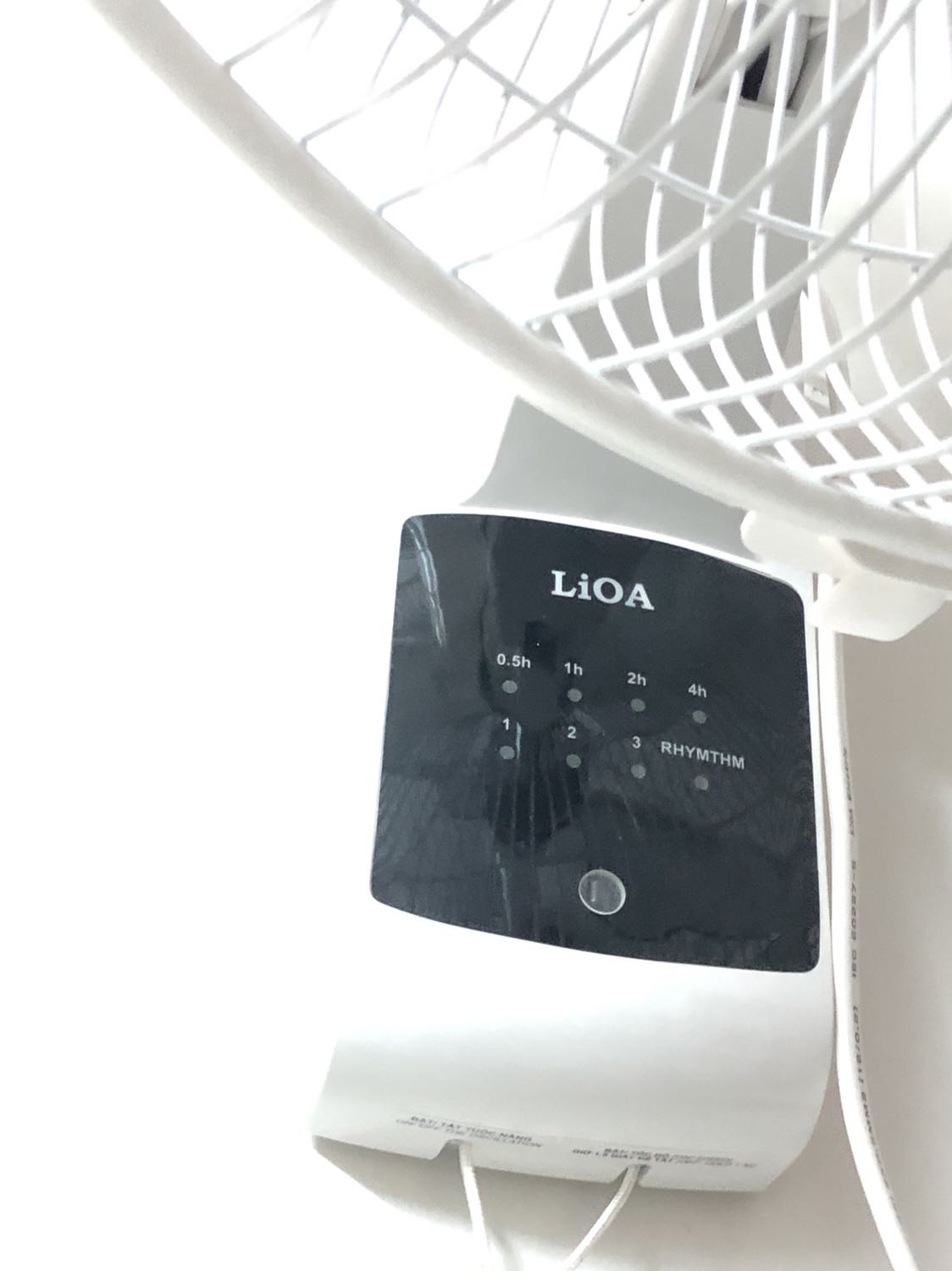 Quạt thiết kế đẹp, sang trọng. Chạy êm ru. Chế độ quay chầm chậm dễ chịu. Nói chung là tự hào hàng Vn chất lượng. Hy vọng sẽ bền chứ ko nhanh hỏng.